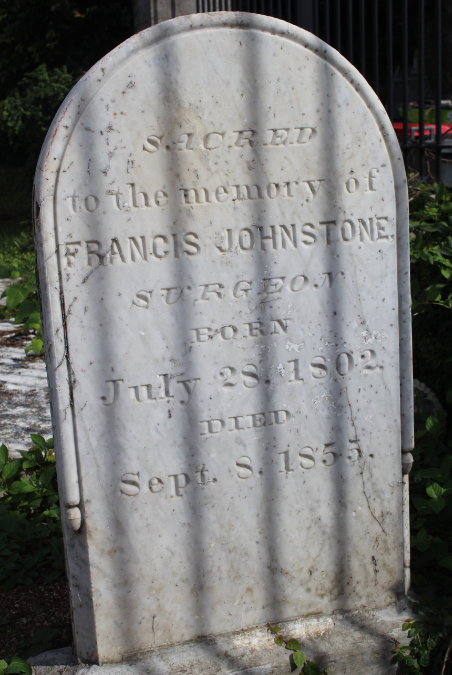 Au cimetière de l’Urabie, la tombe du docteur Johnstone, qui a introduit le cacaoyer à Tahiti en 1845. Premier occupant du cimetière de l’Uranie, il a été enterré avec toutes ses archives !