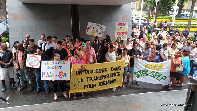Une centaine d'enseignants du privé se sont retrouvés ce jeudi devant le Haut-commissariat.