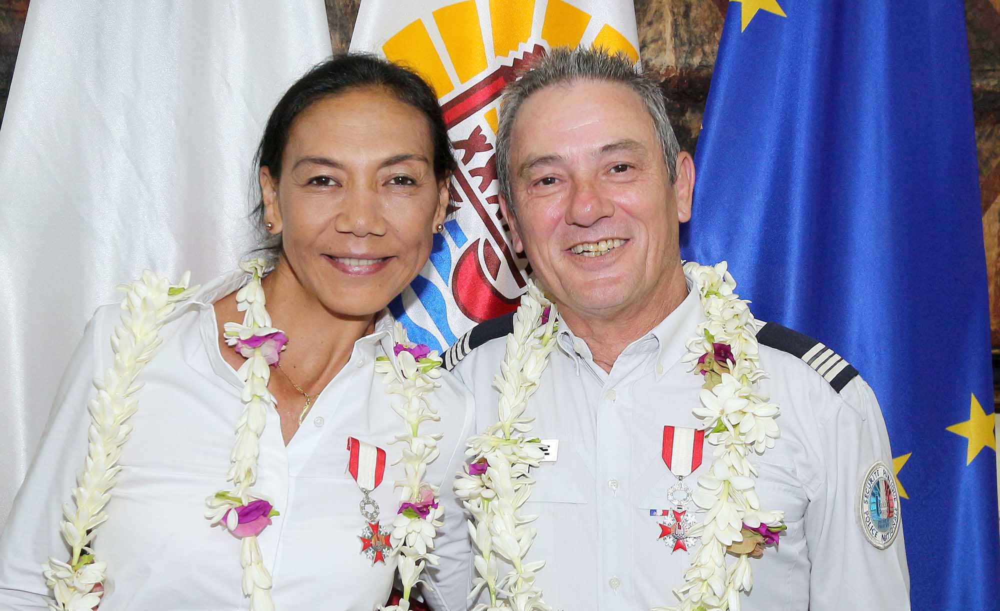 Any Bambridge et Loïc Hanuse, chevaliers de l’ordre de Tahiti Nui 