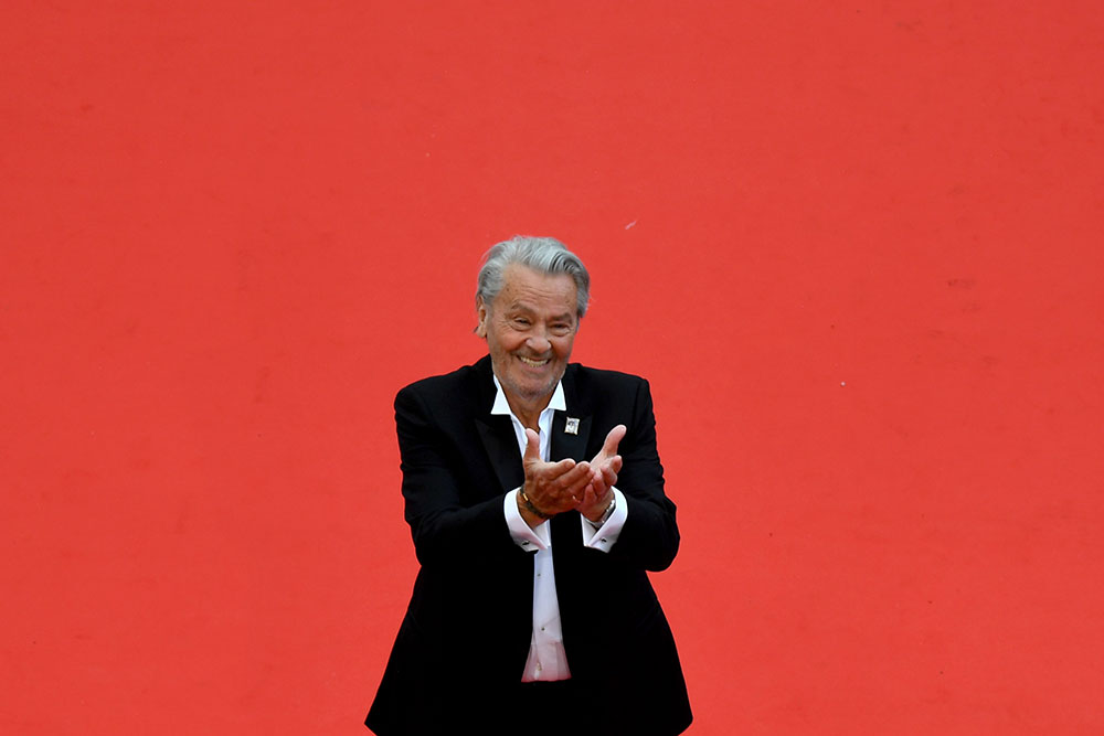 En larmes, le monstre sacré du 7e Art Alain Delon honoré à Cannes