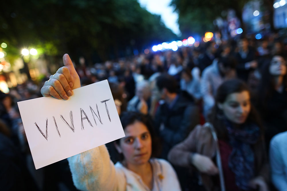 Plusieurs centaines de personnes défilaient lundi soir à Paris du ministère de la Santé vers l'Elysée pour réclamer une "grâce présidentielle" pour le tétraplégique Vincent Lambert.