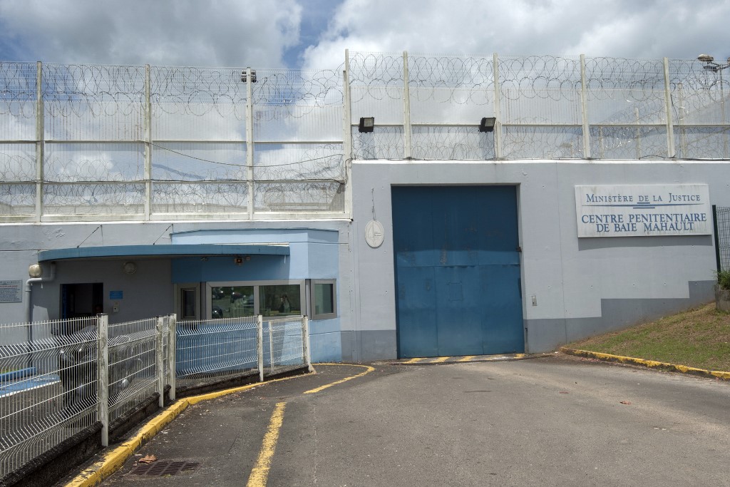 Guadeloupe : deux surveillants pénitentiaires blessés à l'arme blanche par un détenu