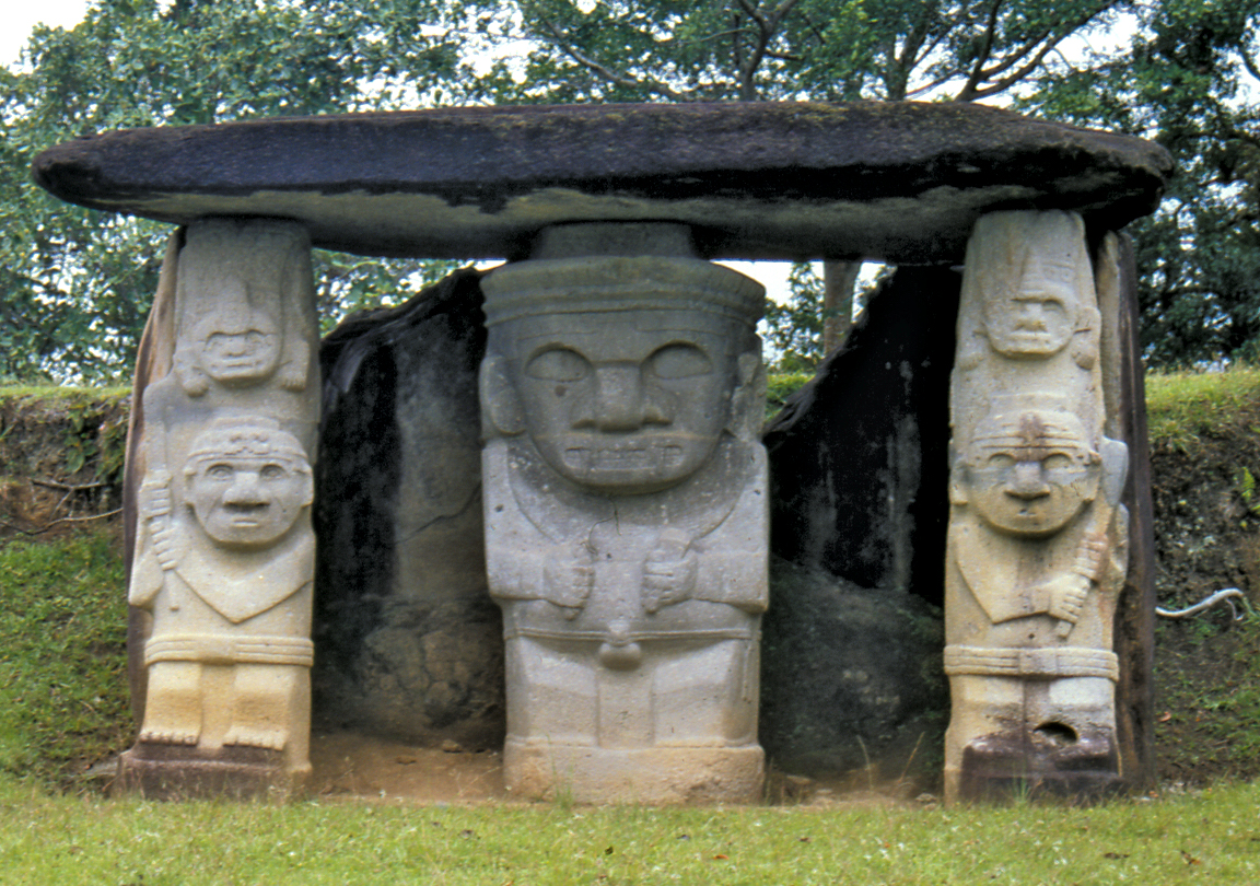 Le groupe de statues le plus connu de San Agustin : ces "tiki" colombiens sont presque toujours placés à l'entrée d'une sépulture, devant laquelle ils semblent monter la garde, menaçants.