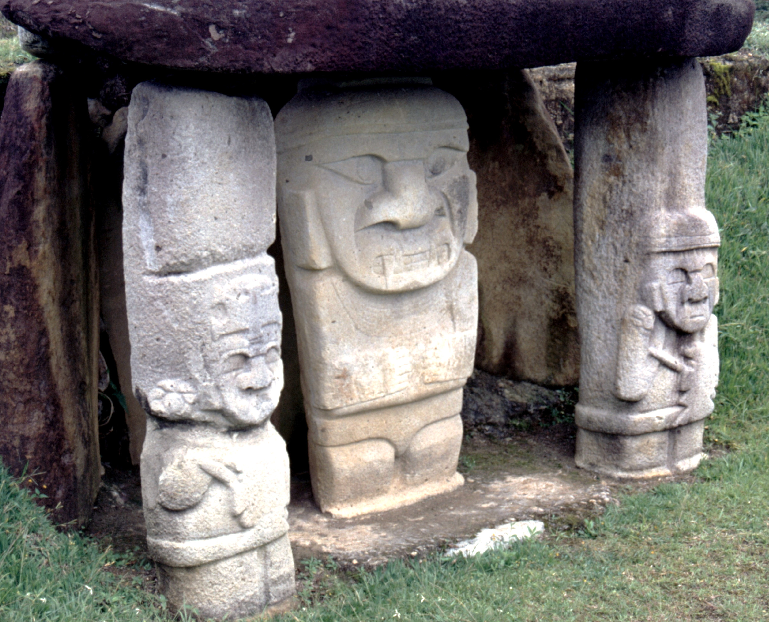 Sur la plupart des sites où plusieurs statues sont rassemblées, les Colombiens ont installé des abris destinés à éviter que l'érosion n'endommage trop la pierre.