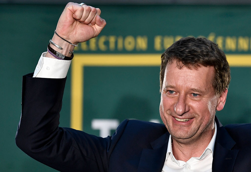 La tête de liste des écologistes, Yannick Jadot (EELV), s'est offert une inespérée troisième place avec environ 13% des suffrages.