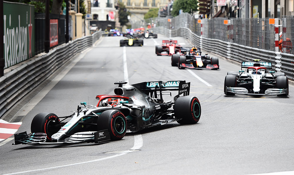 GP de Monaco: Accident évité de justesse entre Sergio Perez et des commissaires de piste