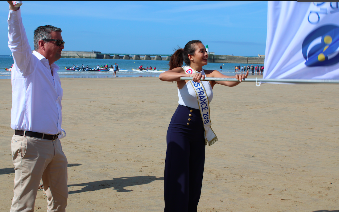 Quelques minutes après, changée,, pour le lancement officiel de la course en presence du maire des Sables d'Olonne, Yannick Moreau