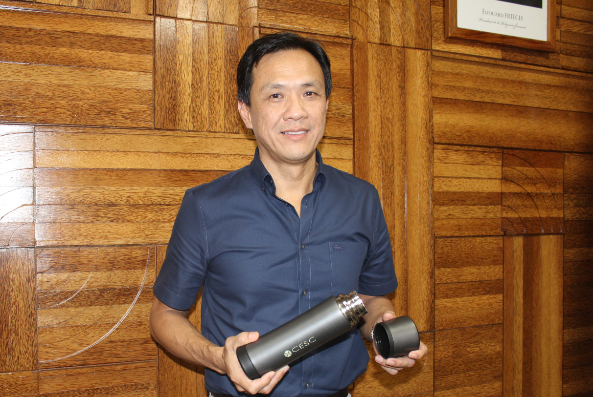 Le président du CESC Kelly Asin présente la gourde qui remplace les petites bouteilles d'eau en plastique.