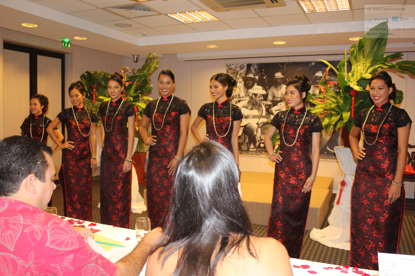 Les sept candidates devant le jury.