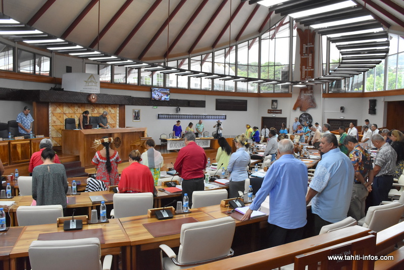 L'assemblée fait une minute de silence en hommage à ses disparus