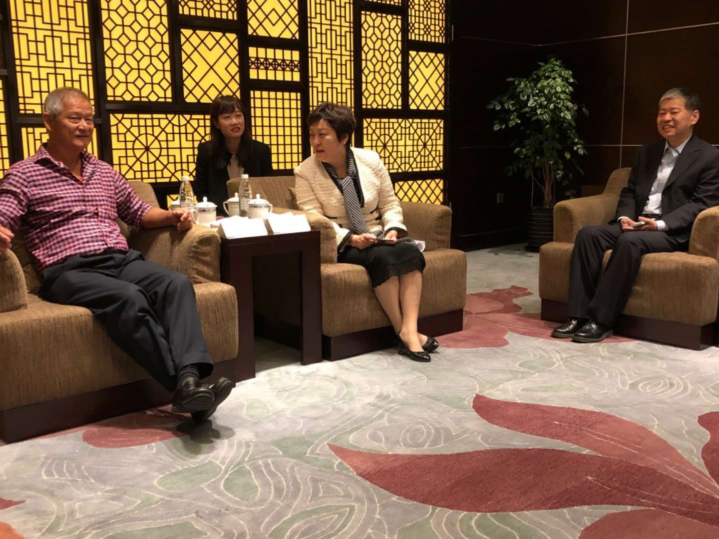 Accueil et mot de bienvenue par Mme Wang Jue, directrice de l’APCAE de la ville de Shanghai, dans le salon d’honneur de la municipalité de Shanghai.