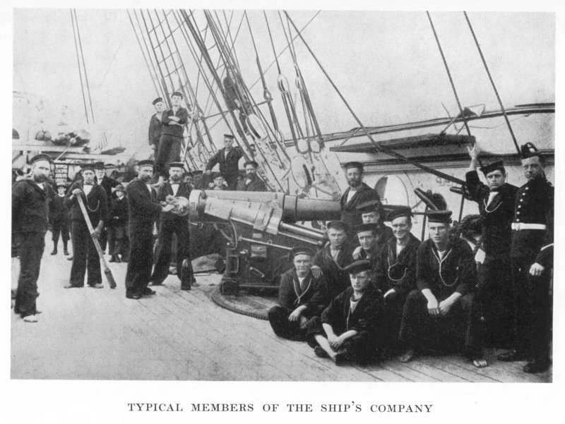 L’équipage de la HMS Calliope qui eut la vie sauve grâce au sang-froid de son capitaine.