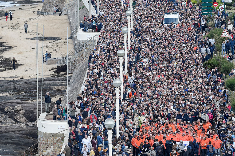 Plus de 15.000 personnes rendent hommage aux sauveteurs des Sables d'Olonne