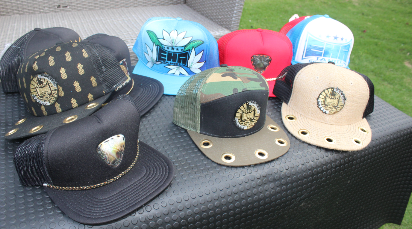 De nombreuses casquettes sont inspirées du drapeau polynésien.