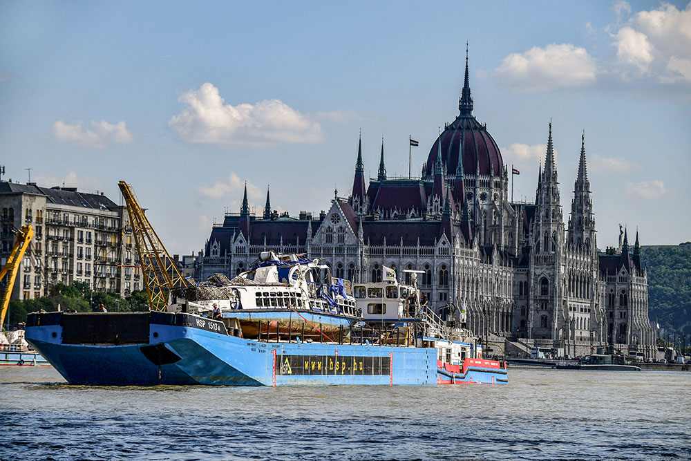 Hongrie: le bateau naufragé tiré de l'eau avec ses victimes
