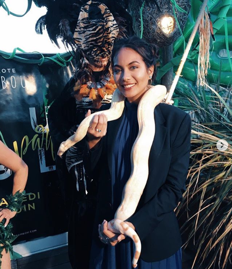Vaimalama Chaves, Miss France 2019, porte autour du cou... un serpent