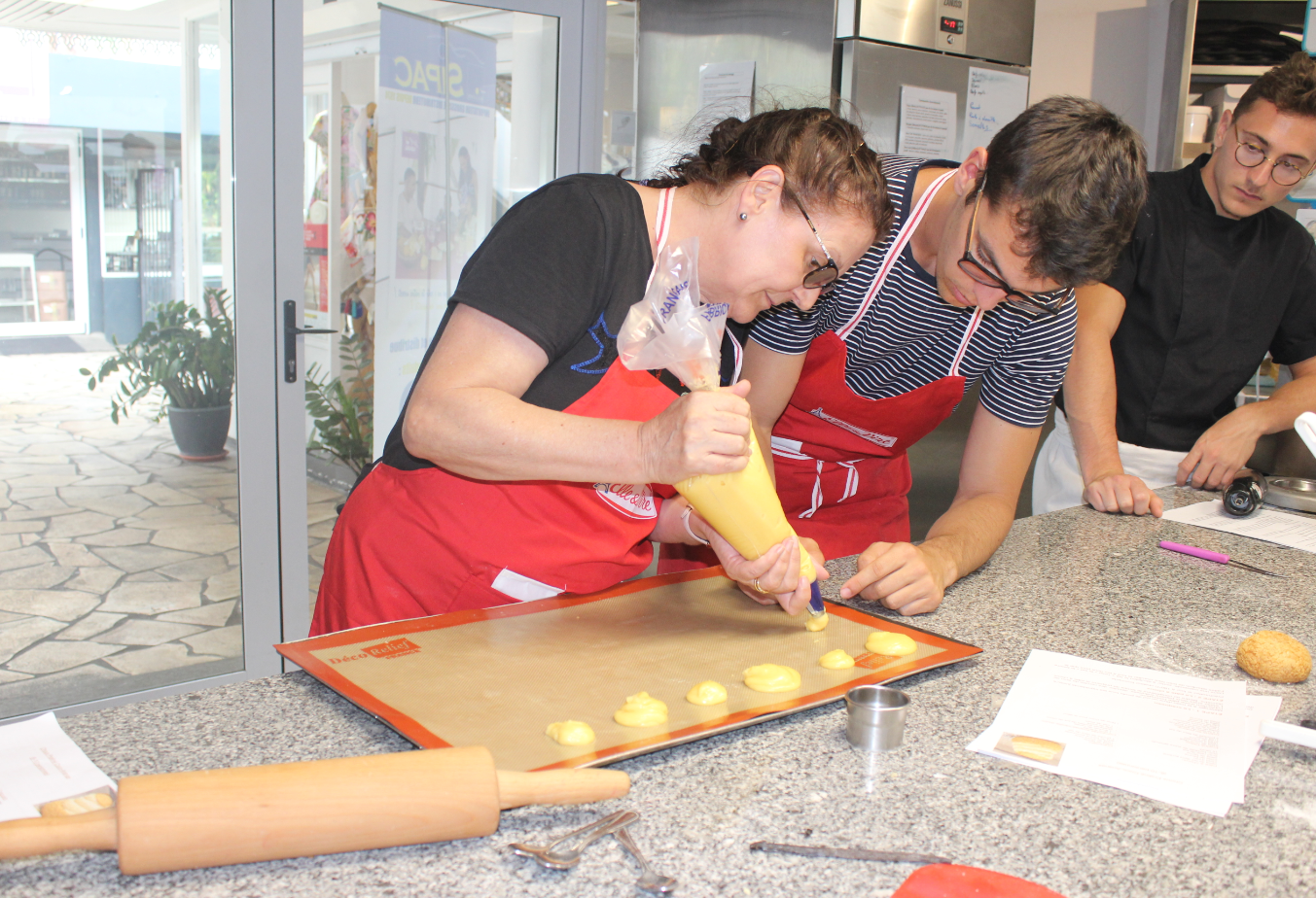 Maheata en masterclass avec les candidats du " Meilleur Pâtissier "