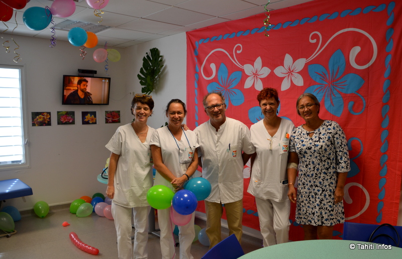 Le Dr Mallet entouré des infirmières du CTS et de la donneuse de sang Tania. Le centre a été décoré pour fêter les donneurs et accueillir le grand public !