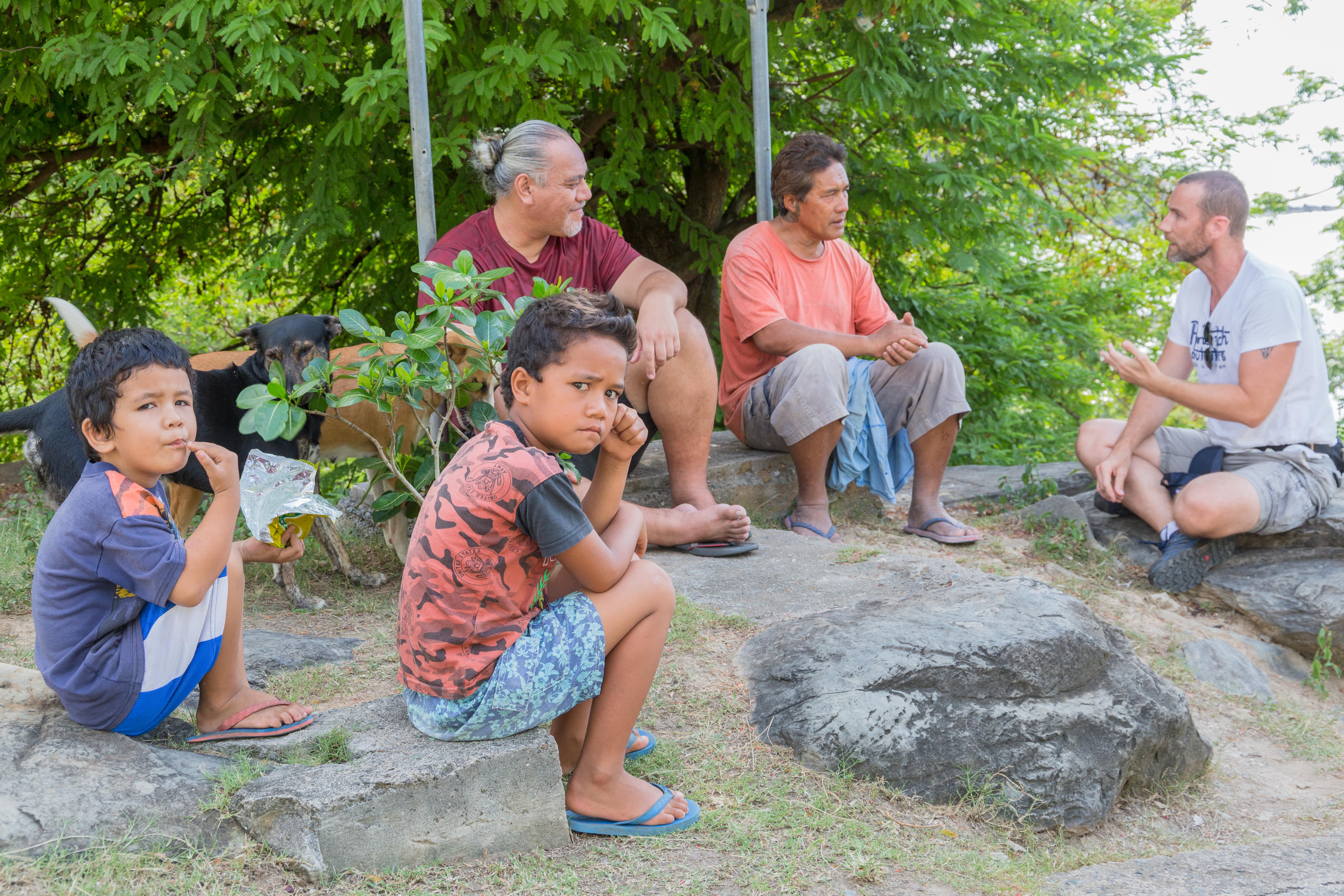 Repérage à Ua Pou en février 2019, Pascal Erhel  Hatuuku  en arrière plan à gauche et Raynald Mérienne à droite.
