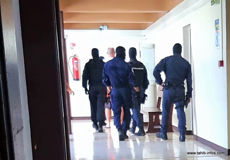 Maui Tai, gardé de près lors d'une présentation au Palais de justice de Papeete, le 27 juin 2017. (Photo d'archives).