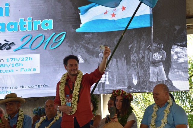 Me Koubbi montre aux militants sa carte du Tavini.