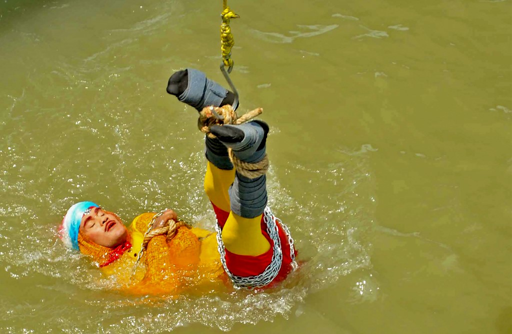 Un magicien indien rate son évasion dans le Gange