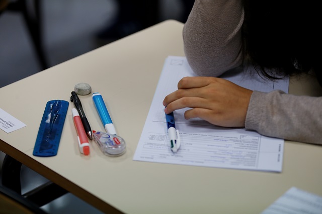 Les copies que rédigeront les candidats pendant cette semaine d'examen seront corrigées par 834 correcteurs. Photo : AFP