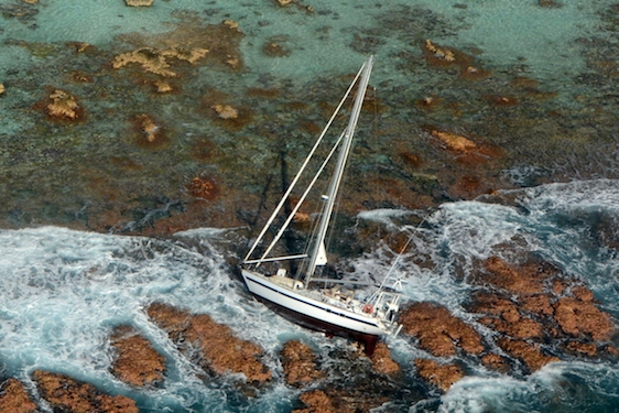 Un skipper de 83 ans et sa petite-fille secourus à Mopelia