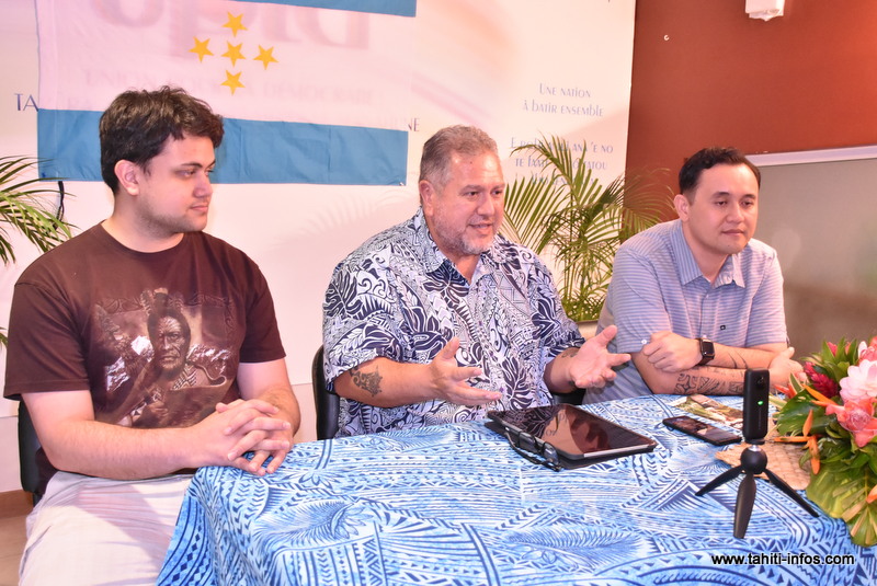 Moetai Brotherson en compagnie de ses deux attachés parlementaires, Tehaurii Taimana et Steeve Chailloux.