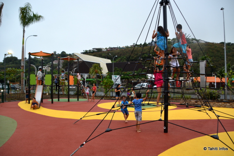 Le Parc Vaipoopoo contient des espaces de loisir pour les enfants, mais aussi des agrès pour les sportifs, une petite plage et une esplanade pour des roulottes ou des événements.