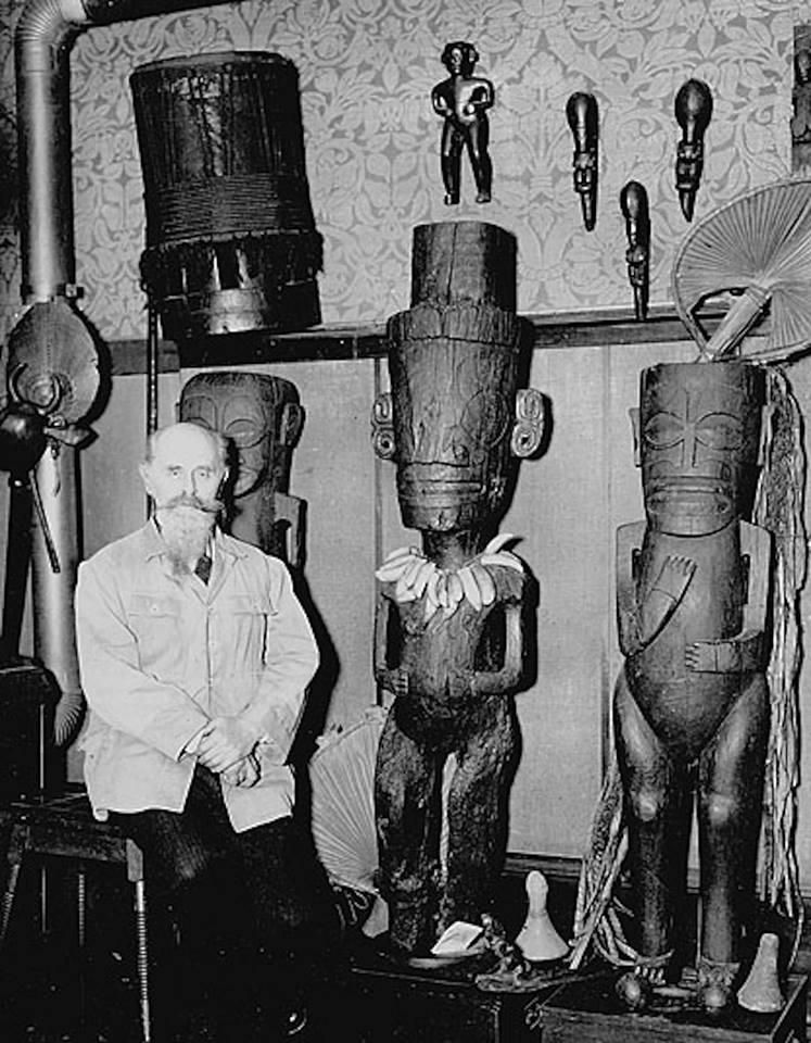 Cette photo est un document précieux : il montre Karl von den Steinen en Europe avec, à côté de lui, un tiki en bois d’arbre à pain qu’il avait acheté en France et qui arbore un collier de dents de cachalot ayant une singulière histoire. L’ethnologue les avait achetées avant son départ pour les Marquises dans le but de les échanger contre des objets. Mais malheureusement pour lui, à la fin du XIXe siècle, plus personne aux Marquises ne s’intéressait à ces dents jadis si précieuses et il les ramena en Allemagne où il confectionna ce collier pour son tiki.