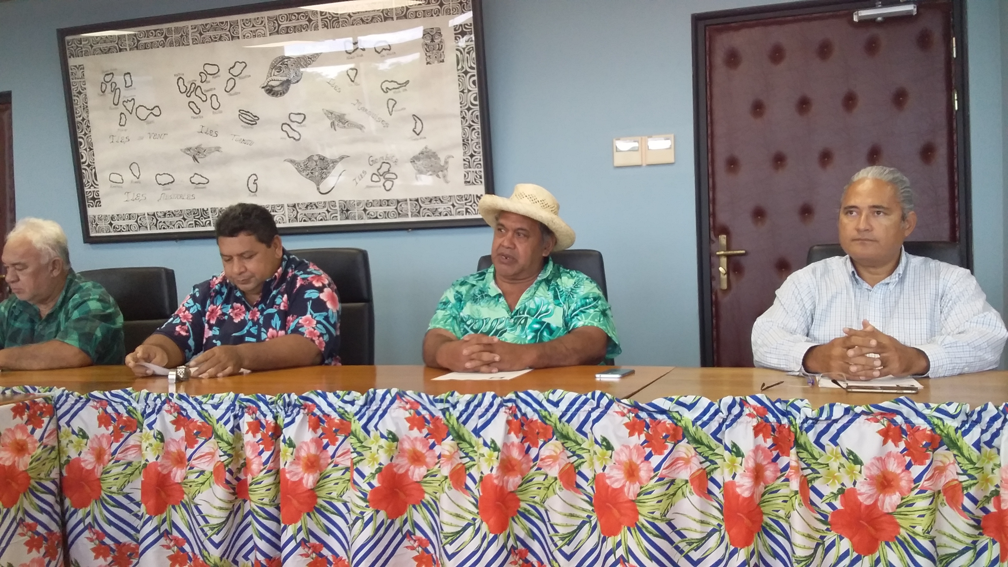 Pasteur François Pihaatae, Mitema Tapati. vice-président de l’association Moruroa e Tatou et Me Neuffer (de gauche à droite)