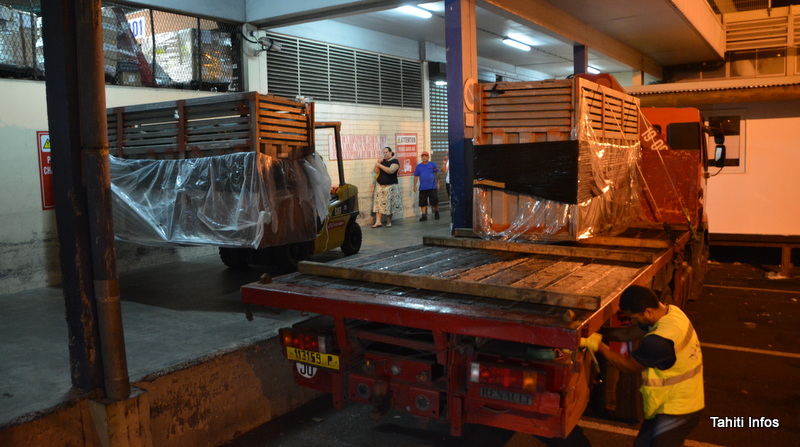 Après avoir fait le voyage en avion depuis Nouméa enfermés dans ces caisses en métal, les deux jeunes taureaux étaient impatients de retrouver leur liberté de mouvement, meuglant régulièrement. Les douanes ont donc hébergé deux "boites à meuh" géantes pendant quelques heures… Elles ont finalement été chargées sur un camion en direction de Taravao.