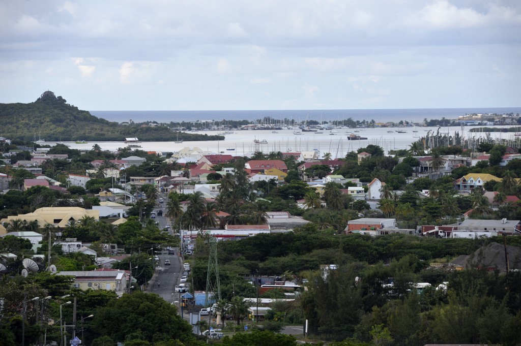 Un taxi-bus finit sa course dans l'eau : 5 jeunes sauvent deux touristes de la noyade