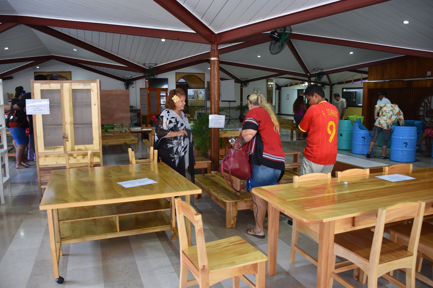 Les tables, garde-à-manger et autres meubles rencontrent chaque année beaucoup de succès auprès du public.
