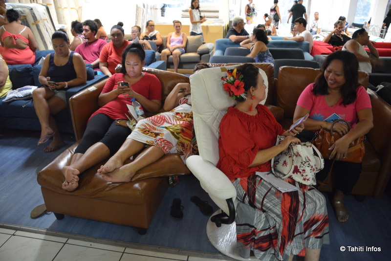 Au moins les acheteurs étaient bien installés pendant que les lots qui ne les intéressent pas étaient mis aux enchères