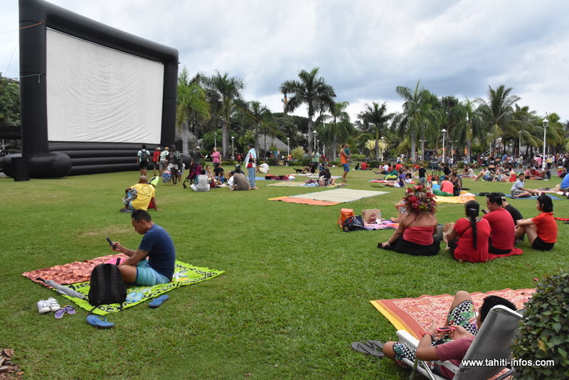 A partir de 18 heures, le dessin animé Moi, Moche et Méchant 3 a été projeté sur grand écran dans les jardins de Paofai.