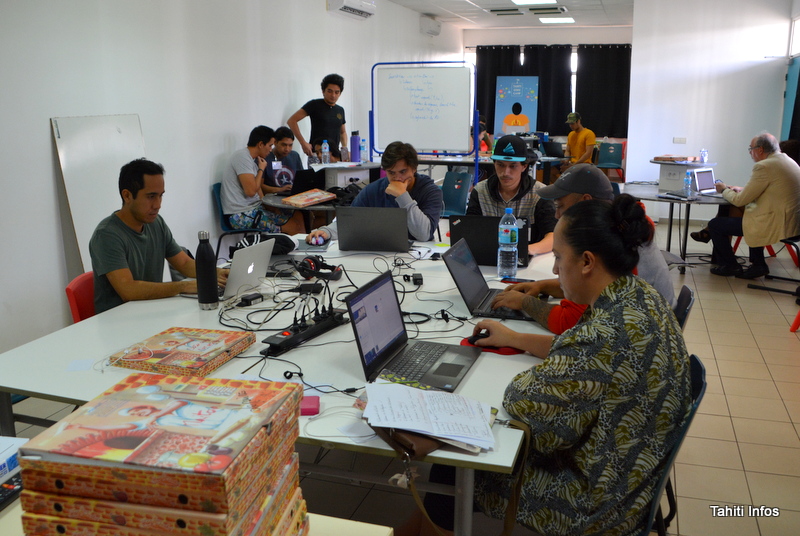 Les 14 élèves du Tahiti Code Camp terminent leur formation intensive de 10 semaine au code logiciel, algorithmique et web. La formation était gratuite, cofinancée par le ministère en charge du Numérique, le ministère de la Famille et des Solidarités du Pays et par la Grande Ecole du Numérique en métropole.