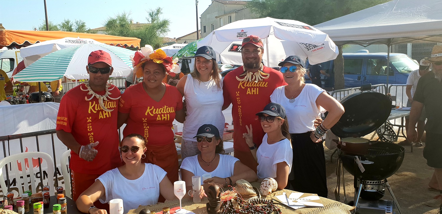 L'ambiance était festive et bon enfant lors de ce championnat. Les Kuatau Ahi posent ici avec les Filles à côtelettes, un groupe entièrement féminin.