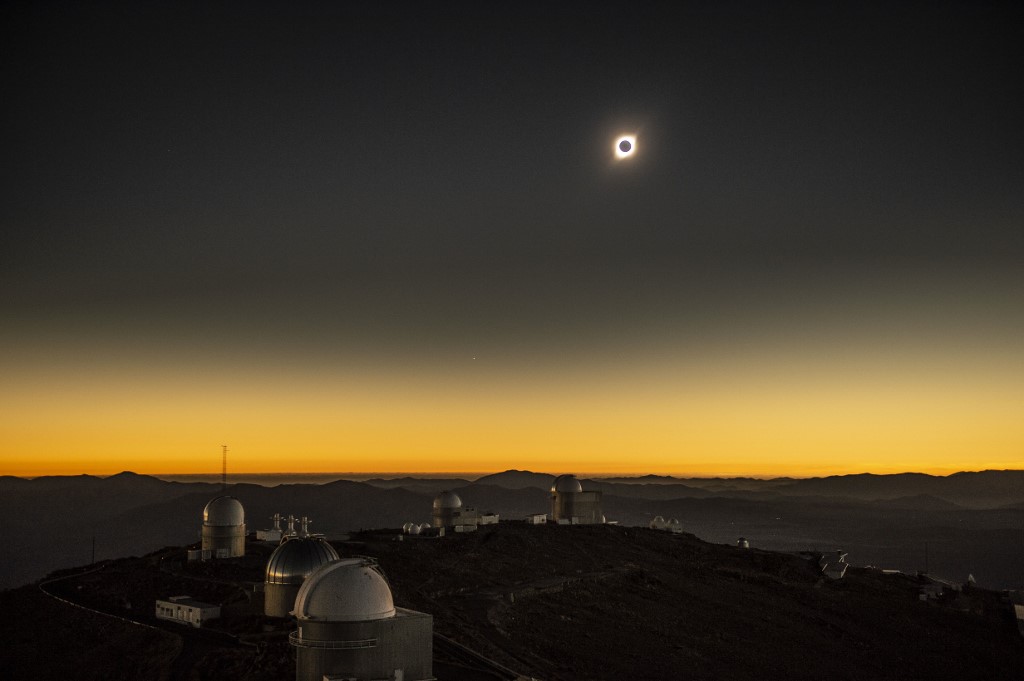Spectaculaire éclipse totale de soleil au-dessus du Chili, épicentre de l'astronomie mondiale