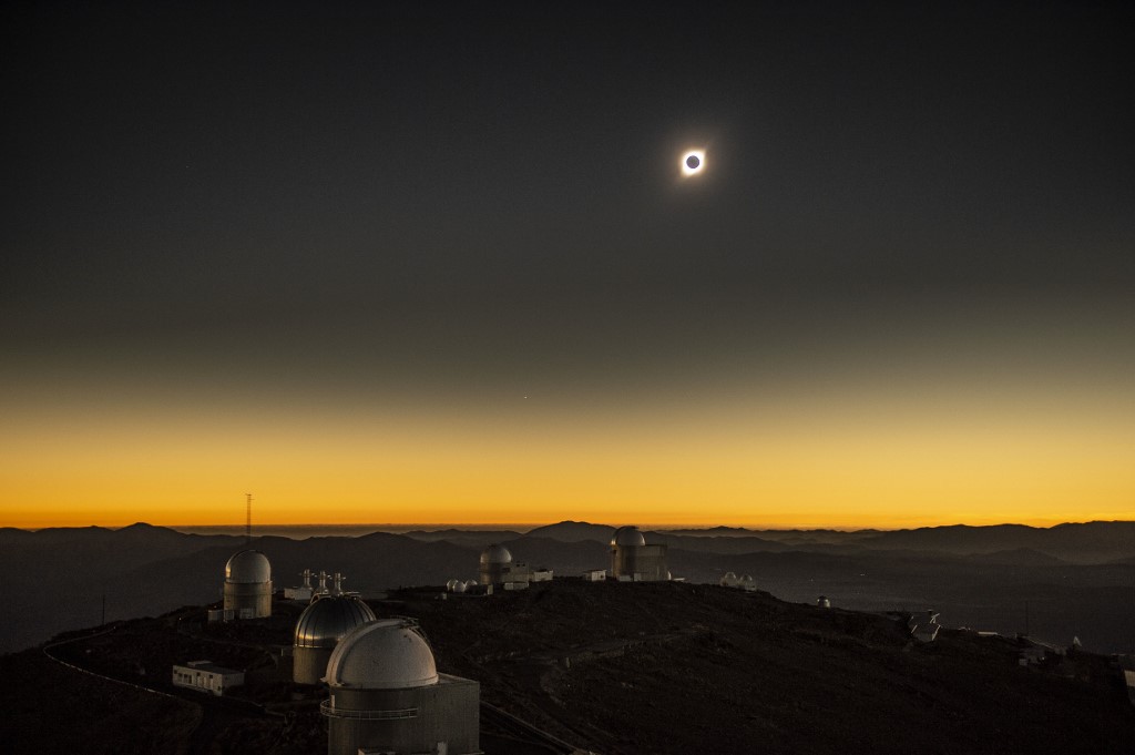 Spectaculaire éclipse totale de soleil au-dessus du Chili, épicentre de l'astronomie mondiale
