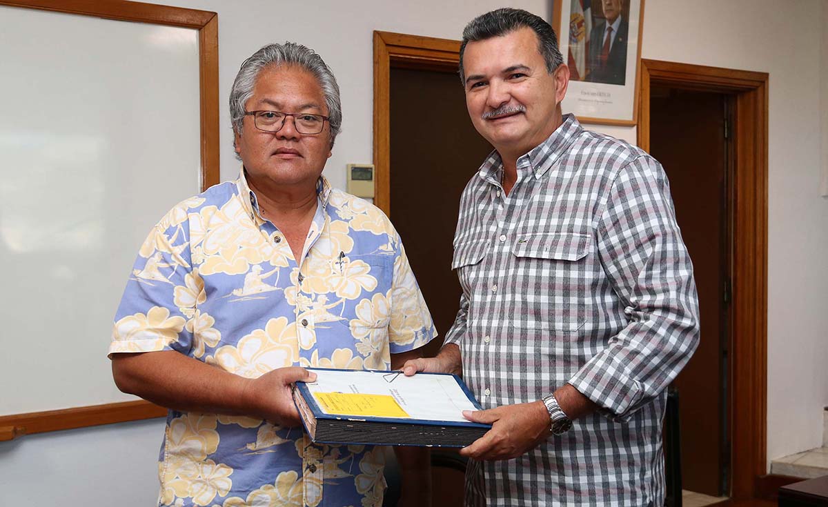 L'actuel ministre de l’Equipement, René Temeharo, et son prédécesseur, Luc Faatau (à gauche, NDLR), fin mai 2018 lors de la passation de dossiers au ministère de l’Equipement.