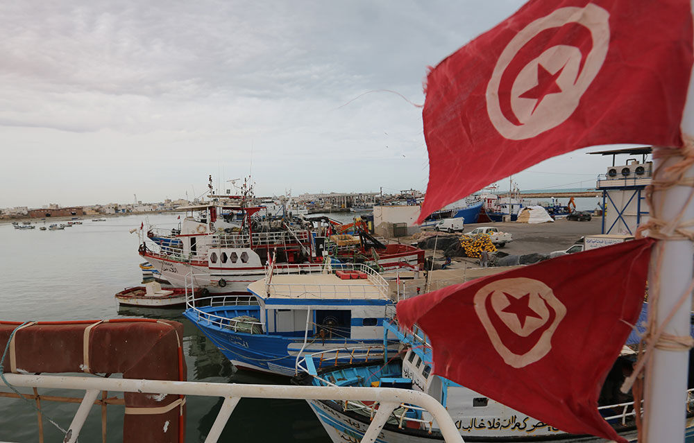 Tunisie: un bateau avec 86 migrants chavire, seuls quatre secourus