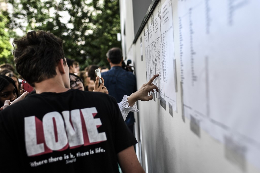 Euphoriques ou déçus, les candidats découvrent les résultats du bac, parfois provisoires