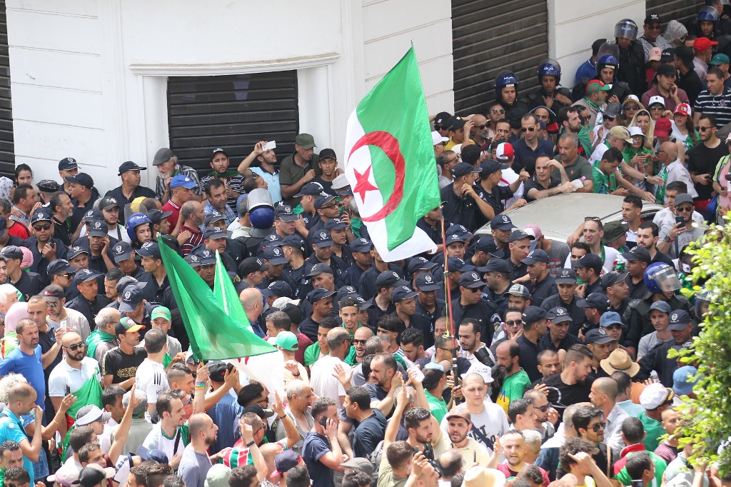 A Alger, les manifestants refusent massivement l'appel au dialogue du pouvoir
