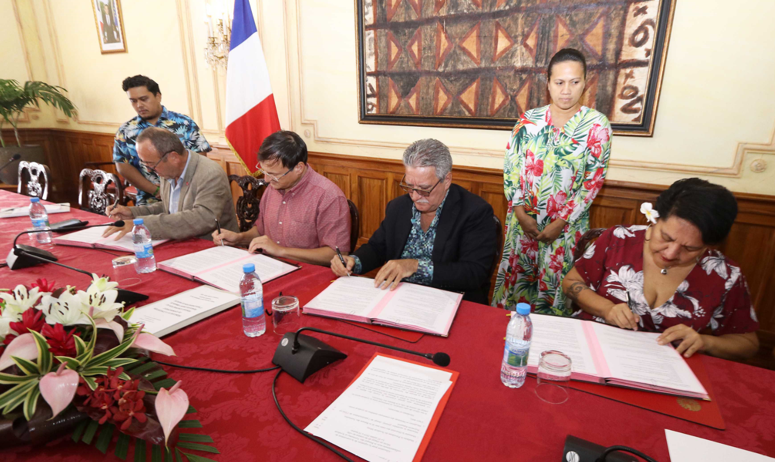 Dominique Mirada, directeur outre-mer de la Caisse des dépôts et consignations, représentant la Banque des Territoires ; Eric Requet, secrétaire général, chargé de l'administration de l'Etat en Polynésie française ; Jean-Christophe Bouissou ; ministre du Logement et Tenuhiarii Faua, présidente du syndicat mixte, en charge du contrat de ville de Papeete.  @Présidence de la Polynésie française.