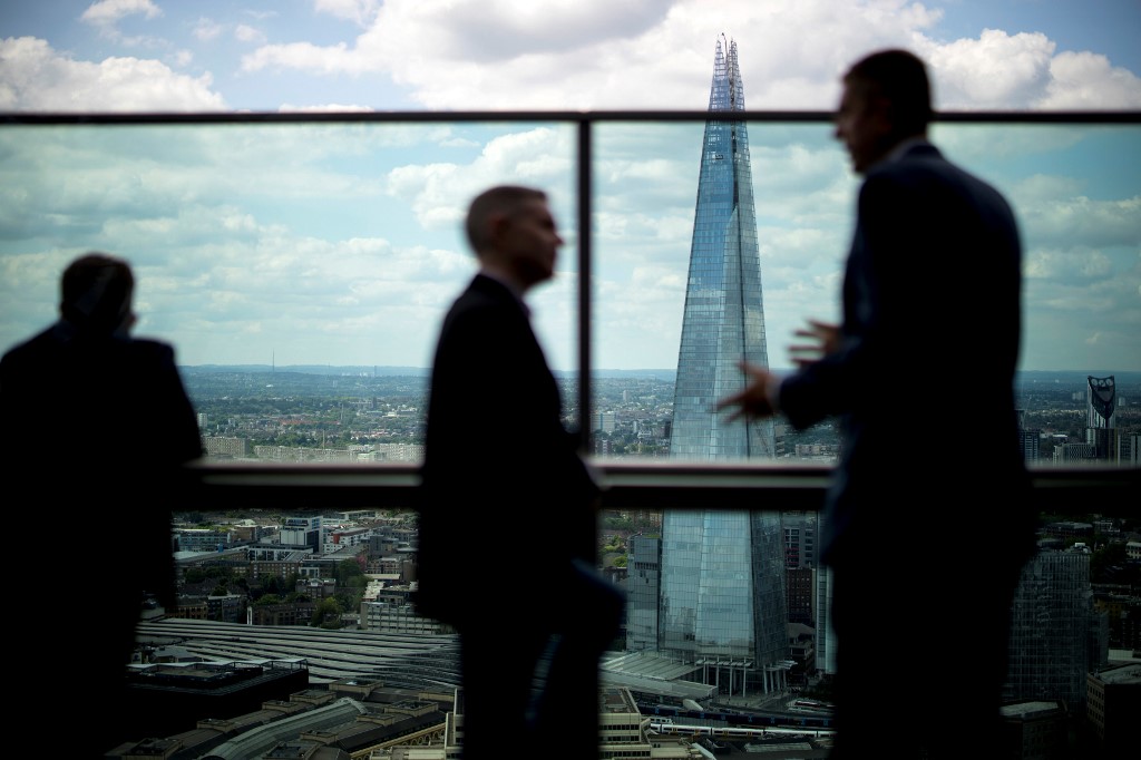 Un homme escalade à mains nues le plus haut gratte-ciel londonien