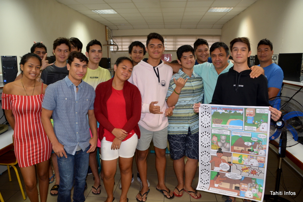 Munoz a imprimé la planche de BD créée par les élèves du lycée Saint Joseph de Pirae (qui sera renommé Lycée Don Bosco la rentrée prochaine) sous format A3 pour leur offrir un souvenir de leur travail... Un geste très apprécié !