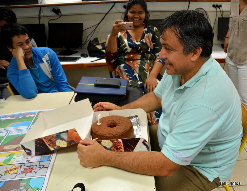 Pour remercier le dessinateur, la classe, avec leur prof de français, lui a offert un gâteau. La bougie, c'est parce que le 4 juillet était aussi l'anniversaire du dessinateur !
