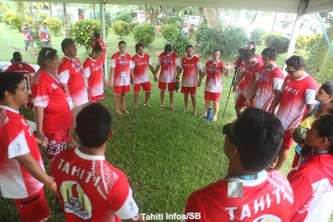 La prière avant la course autour d'Alfred Mata